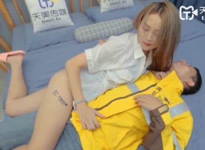 Người giao hàng may mắn gặp cô chủ nhà nứng lồn để địt