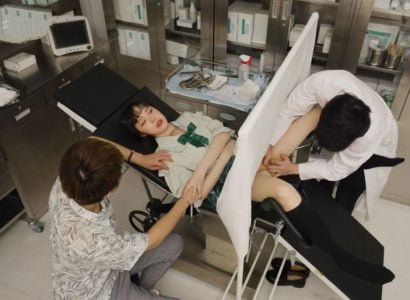 Bác sĩ đụ luôn bệnh nhân đang đi khám