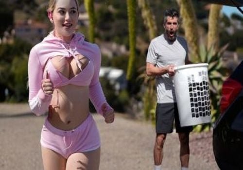 Hot girl đến tận nhà chăm sóc hàng xóm bị đau chân, cái kết thú vị