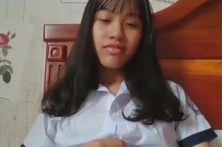 Nữ sinh quyến rũ tự sướng